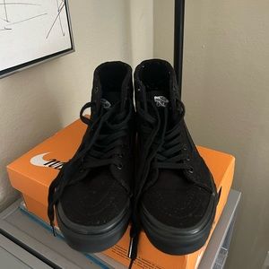 Black Sk8-Hi Vans